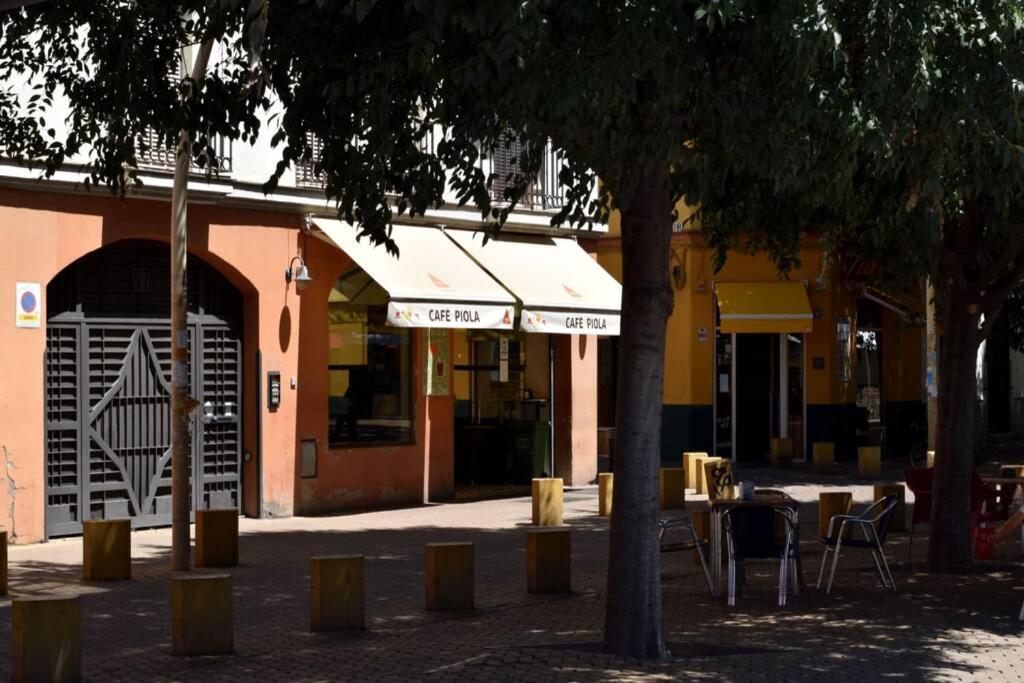 Alameda de Hércules, Gate of Seville center Exterior foto